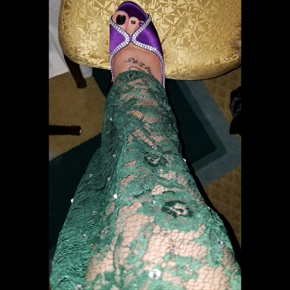 One-Of-A-Kind, Gorgeous Emerald Green Evening Gown - Picture 8 of 8